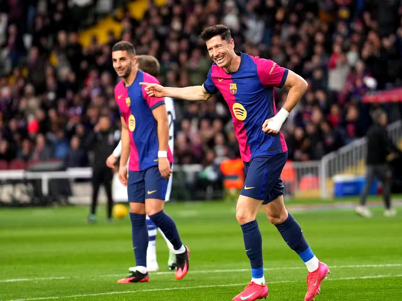 莱万多夫斯基连续七场比赛得分超过败北，塞尔维亚队不断突破！的简单介绍